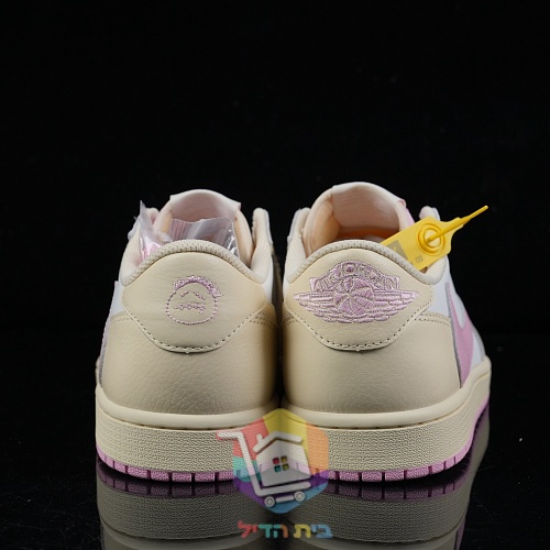 נעלי Travis Scott x Air Jordan 1 Low בשמונה גוונים 42