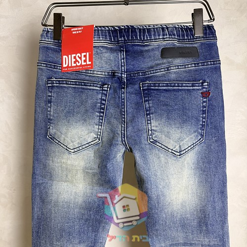 Jeans DIESEL in Slim-Fit mit elastischem Bund 10