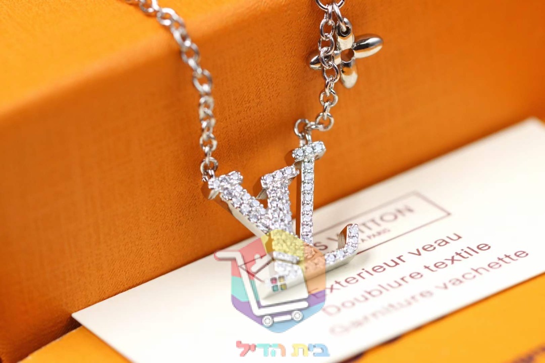 שרשרת Louis Vuitton עם תליון לוגו משובץ