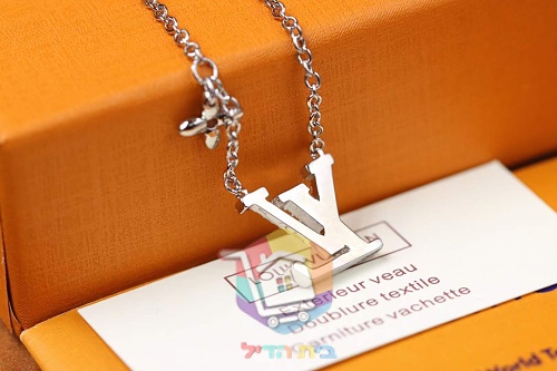 שרשרת Louis Vuitton עם תליון לוגו משובץ 3