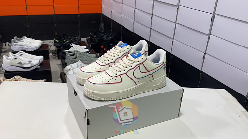 נעלי Nike Air Force 1 Low שמנת עם תפרים אדומים וכחולים, תמונה 9
