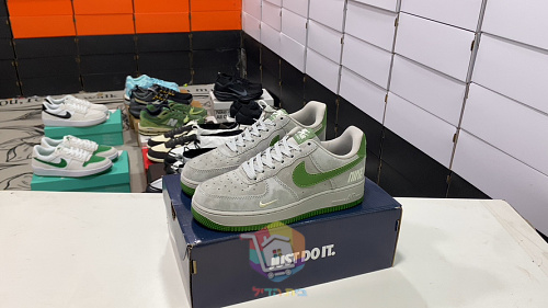 נעלי Nike Air Force 1 Low מזמש אפור עם לוגו ירוק, תמונה 2