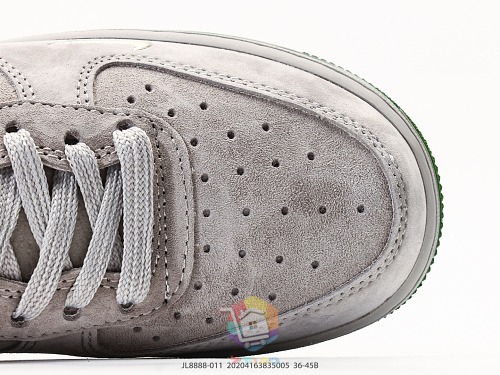 נעלי Nike Air Force 1 Low מזמש אפור עם לוגו ירוק, תמונה 3