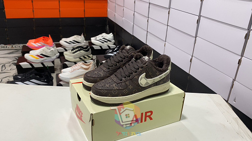 נעלי Nike Air Force 1 Low חום עם מונוגרם Louis Vuitton ובטנה מחממת, תמונה 9
