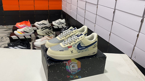 נעלי Nike Air Force 1 Low שמנת עם לוגו Louis Vuitton או זמש ירוק ושחור עם לוגו Supreme, תמונה 2
