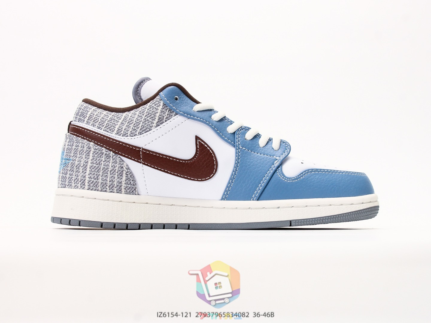 Air Jordan 1 Low Sneaker, Hellblau und Weiß mit Bouclé oder Marineblau