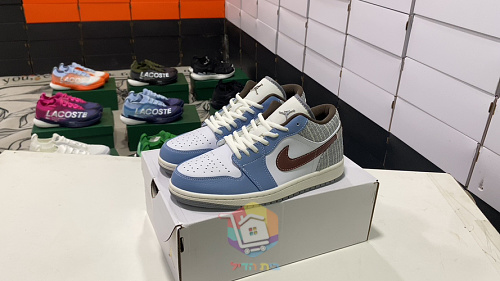 נעלי Air Jordan 1 Low תכלת ולבן עם בוקלה או כחול כהה, תמונה 2