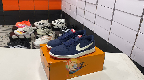 נעלי Air Jordan 1 Low תכלת ולבן עם בוקלה או כחול כהה, תמונה 11