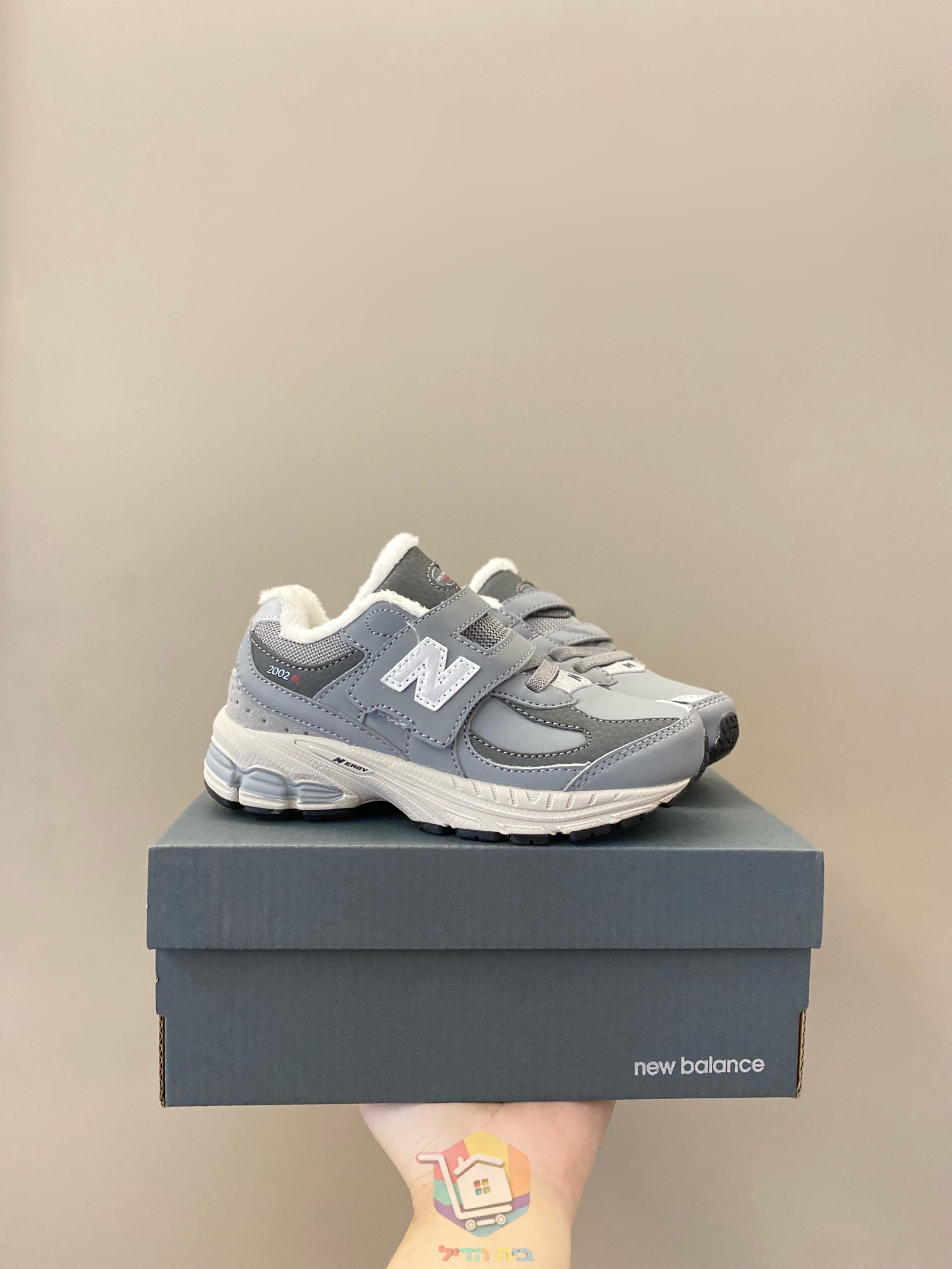 New Balance 2002R für Kinder mit Klettverschluss und warmem Futter, drei Farben