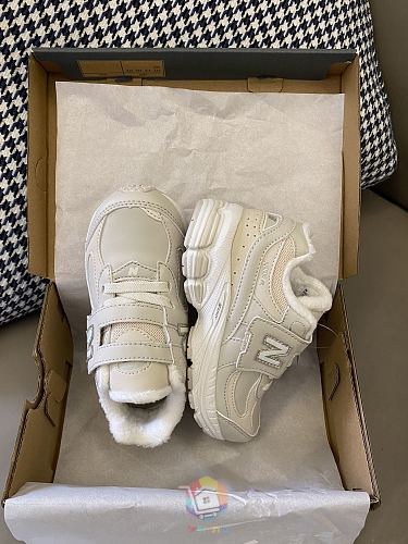 נעלי New Balance 2002R לילדים עם סקוץ' ובטנה חמה, שלושה צבעים, תמונה 4