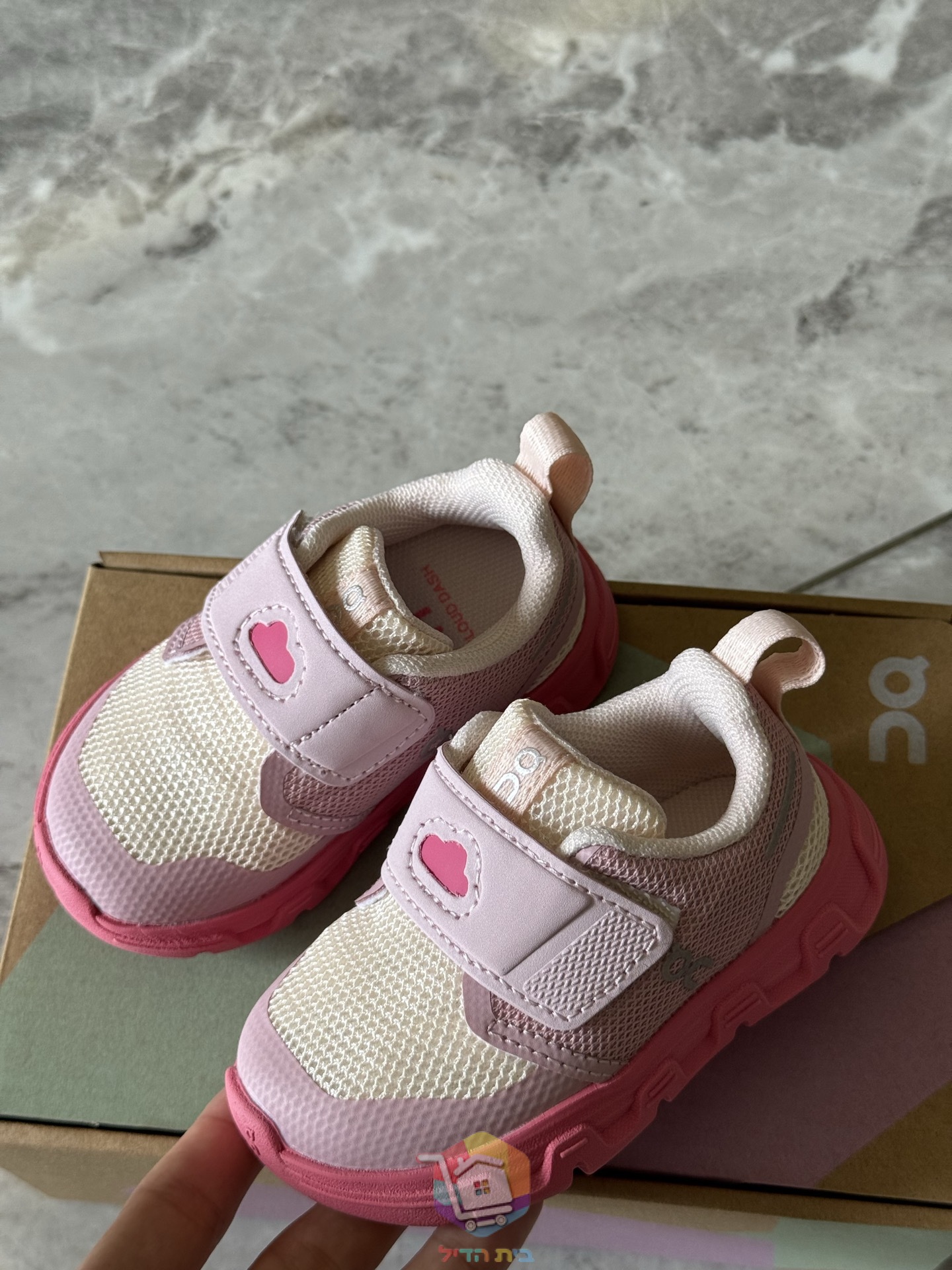 On Cloud Dash Kleinkinderschuhe mit Klettverschluss, Rosa, Schwarz oder Grün