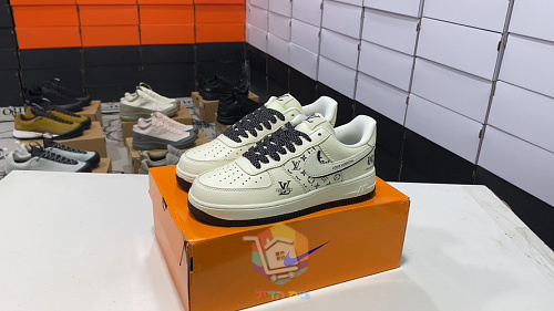 נעלי Nike Air Force 1 Low שמנת עם לוגו Louis Vuitton או ירוק מבריק, תמונה 2