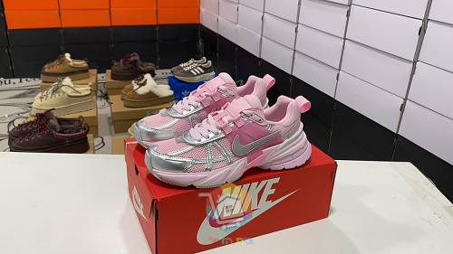 נעלי ריצה Nike V2K Run ורוד וכסף, תמונה 9