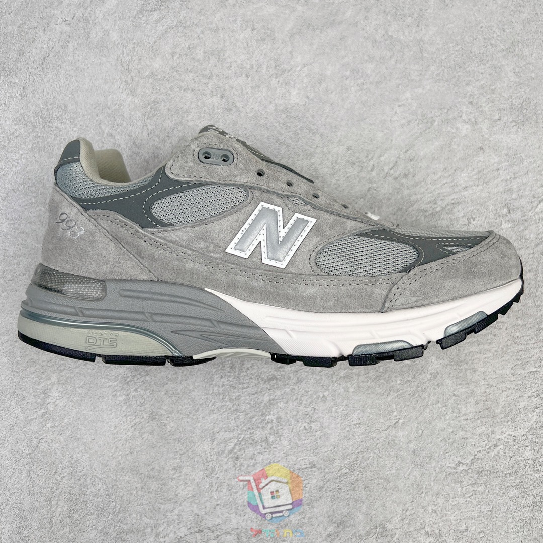 New Balance Sneaker in zwei Modellen, 993 in Grau und 990v3 in Pfirsich