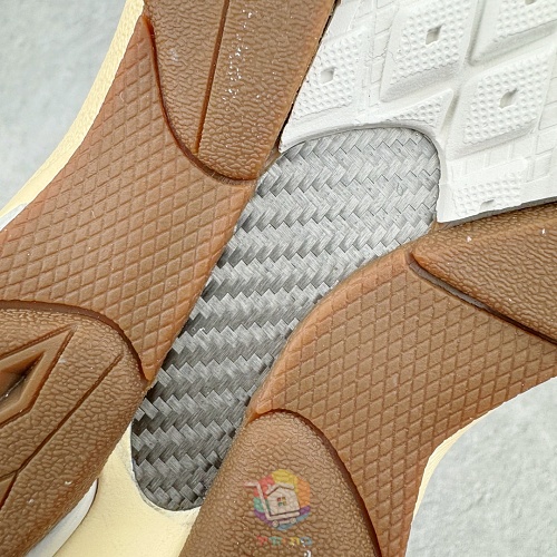 נעלי New Balance בשני דגמים, 993 אפור ו-990v3 אפרסק, תמונה 11