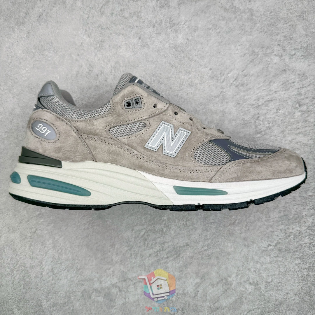 New Balance Sneaker in zwei Modellen, 991v2 in Grau und 993 in Grün