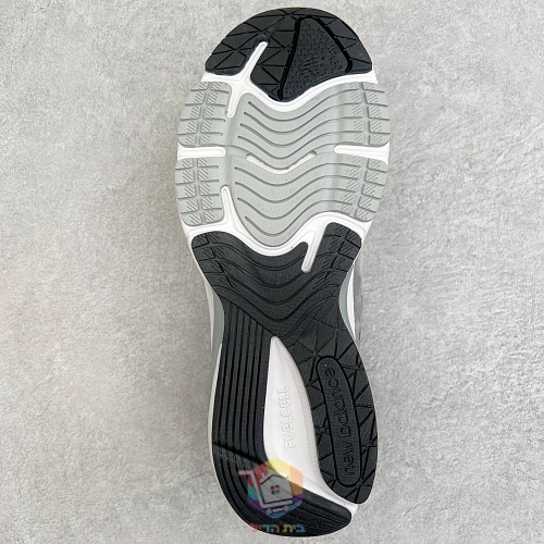 נעלי New Balance בשני דגמים, 990v3 בחום או ירוק זית ו-990v6 בשחור או אפור, תמונה 28