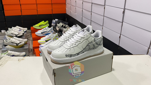 נעלי Nike Air Force 1 Low בשתי מהדורות, Kobe Protro לבן-כתום ו-Skeleton לבן, תמונה 11