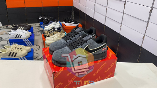 נעלי Nike Air Force 1 Low מזמש אפור עם לוגו Supreme 1