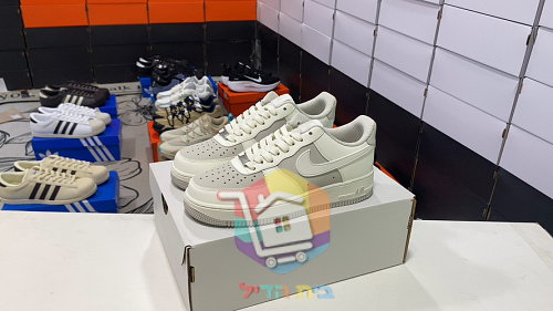Baskets Nike Air Force 1 '07 LV8, écru et gris clair 9