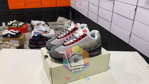 נעלי Undefeated x Nike Air Max 95, אפור ואדום 9