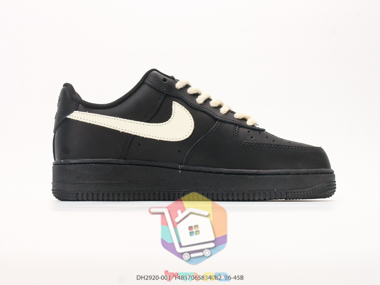 Nike Air Force 1 Low Sneaker, Schwarz mit cremefarbenem Logo