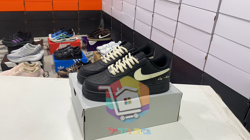 נעלי Nike Air Force 1 Low שחור עם לוגו שמנת, תמונה 9