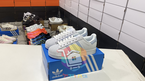 נעלי adidas Superstar לבן עם פסים תכלת 1