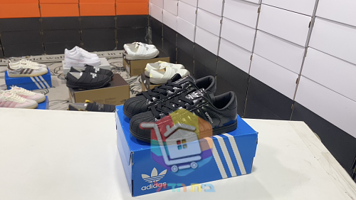 נעלי adidas בשני דגמים, Samba תחרה ורוד או חום ו-Superstar שחור 10