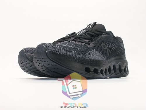 On Laufschuhe aus schwarzem Strick
