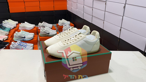 Retro-Sneaker aus Wildleder ohne Logo, mit Gummisohle 21