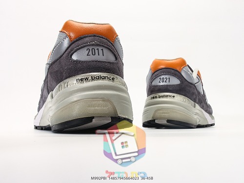 New Balance 992 in grauem Wildleder 24