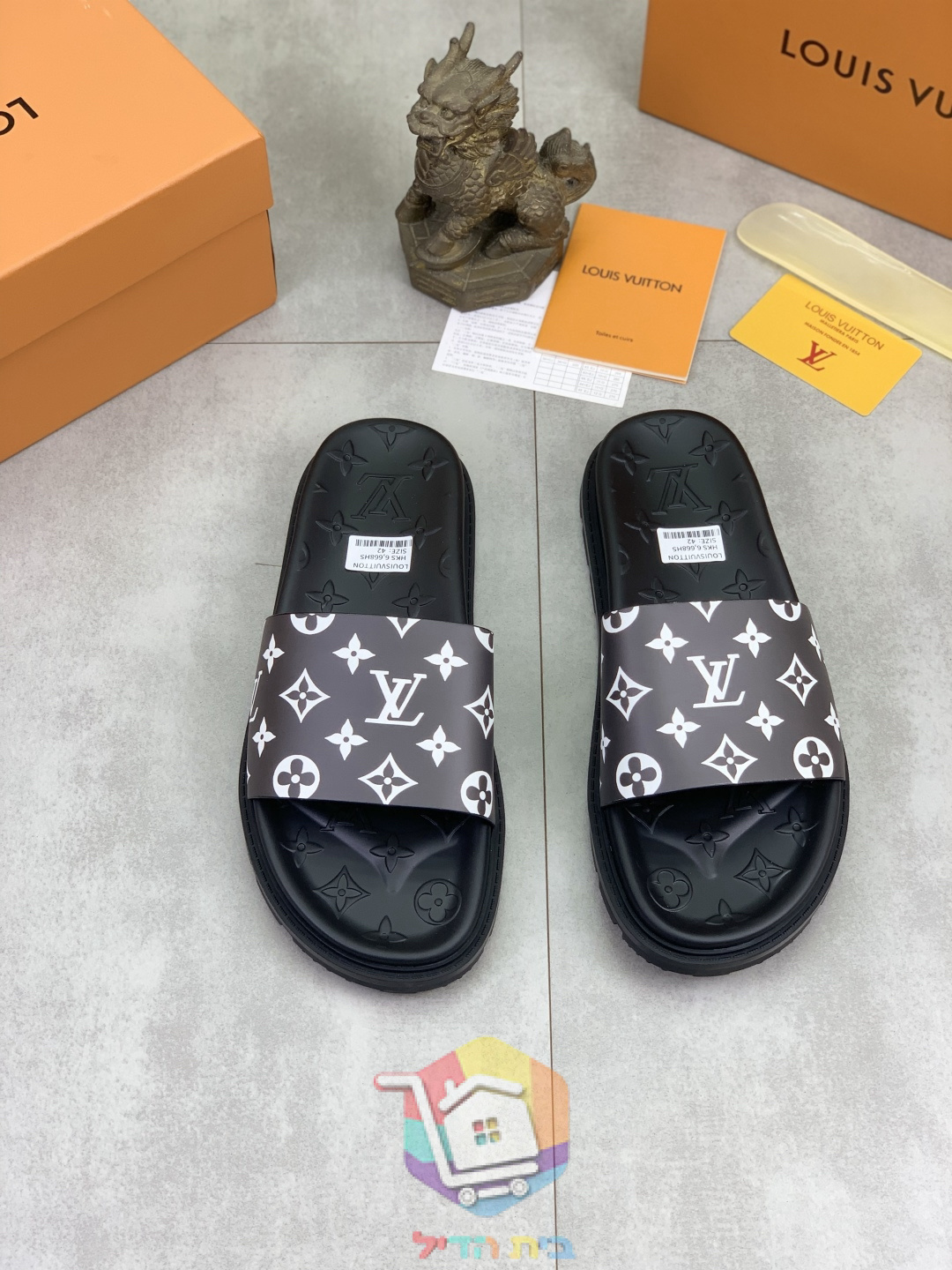Louis Vuitton Slides mit Monogramm
