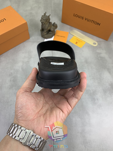 Louis Vuitton Slides mit Monogramm 2
