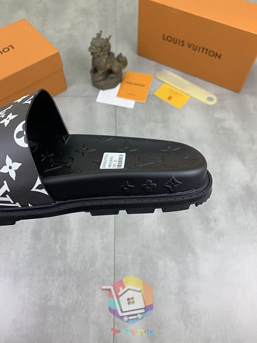 Louis Vuitton Slides mit Monogramm 3