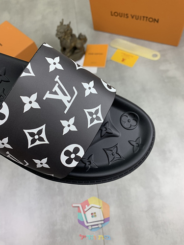 Louis Vuitton Slides mit Monogramm 5