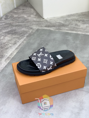 Louis Vuitton Slides mit Monogramm 6