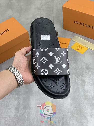 Louis Vuitton Slides mit Monogramm 9