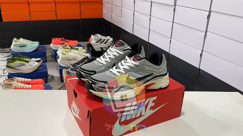 Retro-Laufschuhe Nike in zwei Farben 11