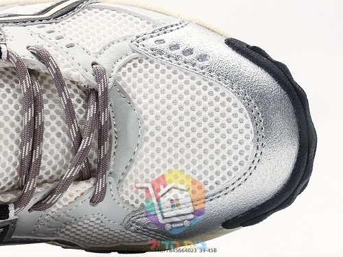 Retro-Laufschuhe ASICS in Silber und Weiß 2