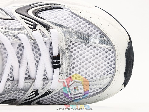 New Balance 530 Laufschuhe mit metallischem N 2