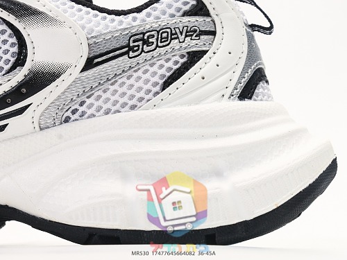 New Balance 530 Laufschuhe mit metallischem N 3