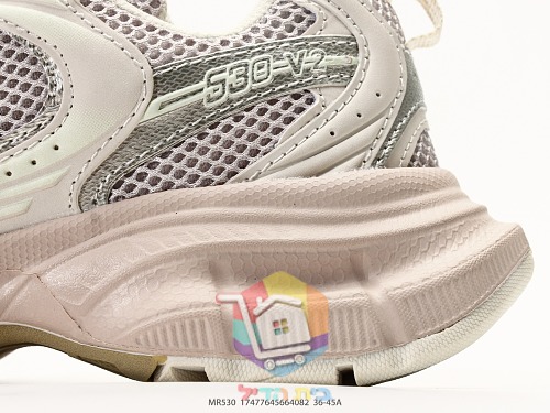 New Balance 530 Laufschuhe mit metallischem N 21