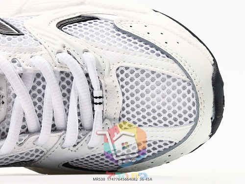 New Balance 530 Laufschuhe mit metallischem N 29