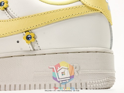 Nike Air Force 1 Sneaker in Weiß mit gelben Blüten 3
