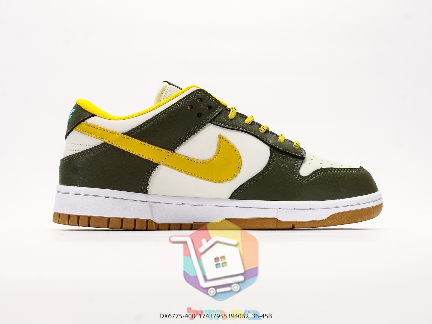 נעלי סקייט Nike SB Dunk Low בשלושה גוונים