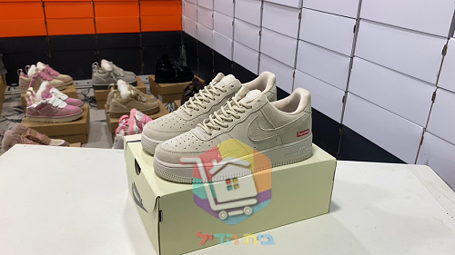 נעלי Nike Air Force 1 Low זמש שמנת עם לוגו Supreme 9