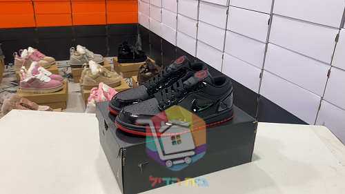 נעלי Air Jordan 1 Low שחור לכה עם סוליה אדומה 1