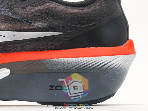 Nike Laufschuhe in Schwarz mit roter Sohle 2