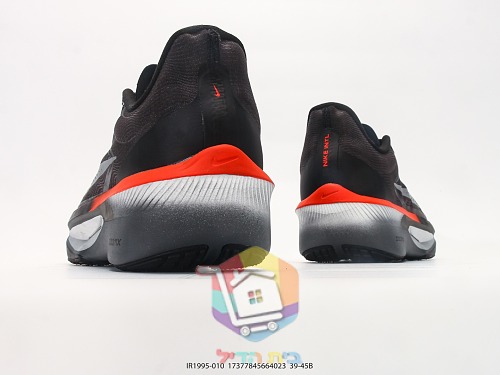Nike Laufschuhe in Schwarz mit roter Sohle 3